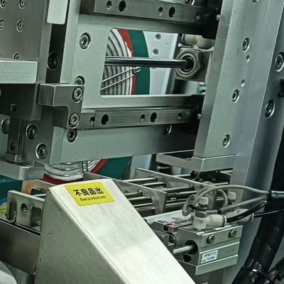 Harga yang bagus Blade Feeding Medical Product Assembly Machine OEM Dengan Sistem Kontrol PLC on line