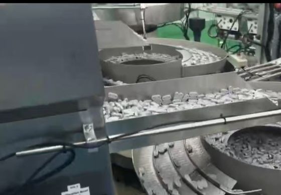 Mesin perakitan Euro Cap yang sepenuhnya otomatis untuk kantong infus IV dan botol
