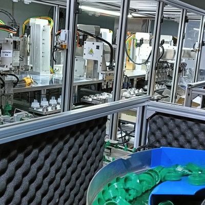 Harga yang bagus Mesin Pemasangan Tutup Deterjen Laundry Untuk Pemasangan Serentak Dua Ukuran Produk on line
