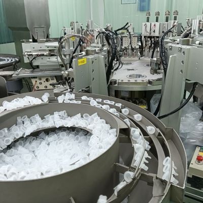 Harga yang bagus Tekanan yang stabil dan tutup yang dijamin dengan sistem struktur batang servo-linked Mesin perakitan tutup botol infus medis on line