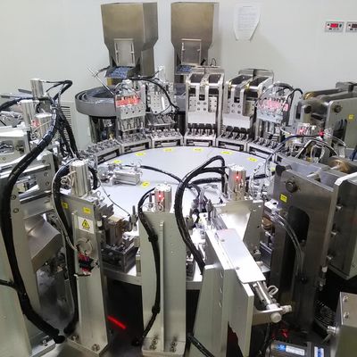 Mesin perakitan infus cap terbuat dari stainless steel, peralatan berkualitas baik, servo drive untuk kinerja yang stabil