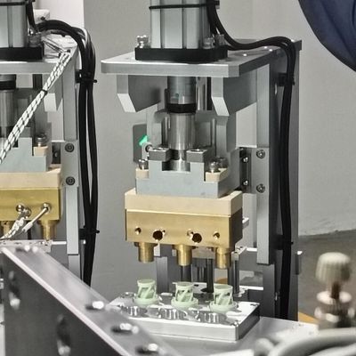 Kecepatan yang stabil dan akurasi perakitan tinggi Desiccant Cap Silica Gel Pengisian Sealing Cap Assembly Machine Dengan Servo Motor And Indexing Drive