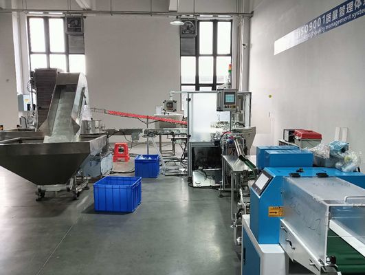 Mesin pengencang sekrup dan mesin pengemas terhubung bersama untuk lini produksi keseluruhan