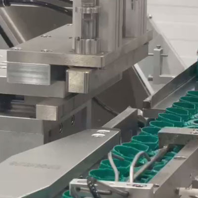 Harga yang bagus Mesin perakitan tutup yang dapat disesuaikan dengan mekanisme servo Efisiensi 98% on line